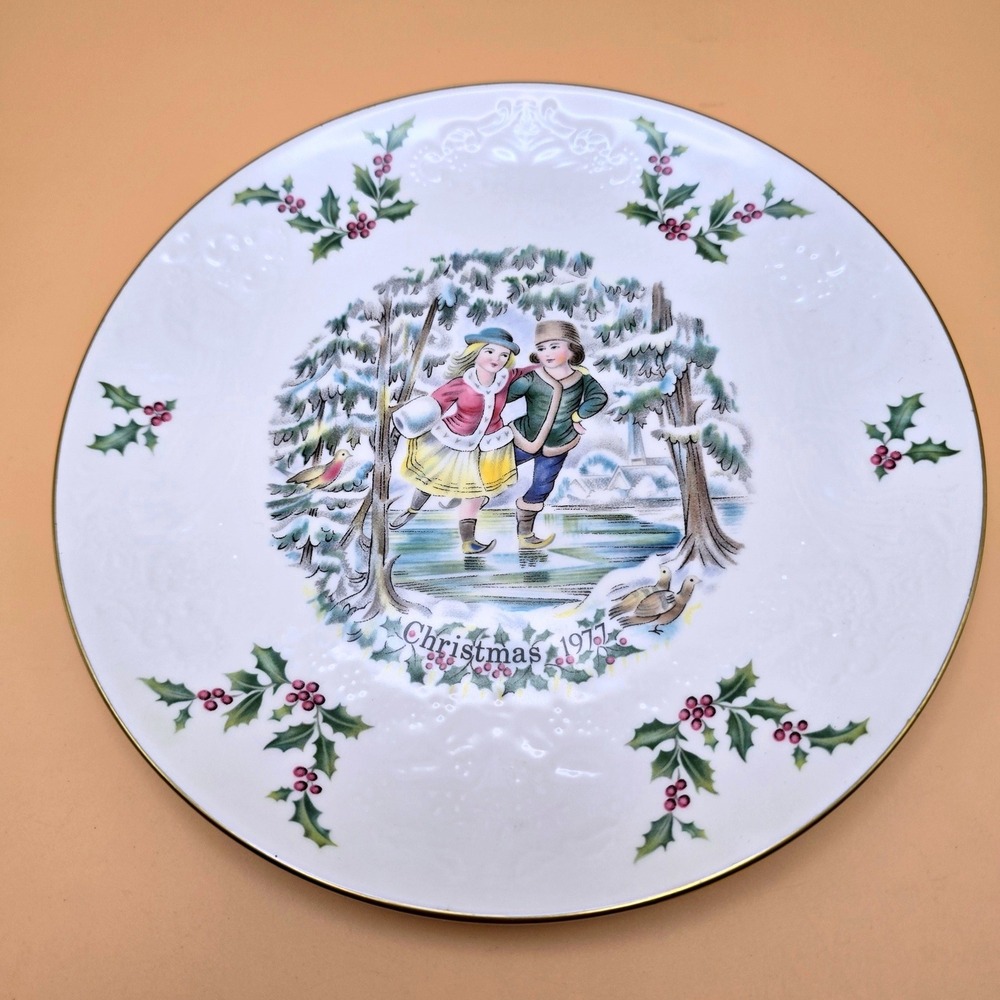Royal Doulton Christmas 1977 Collector Plate First Edition Bone China 8.25 in